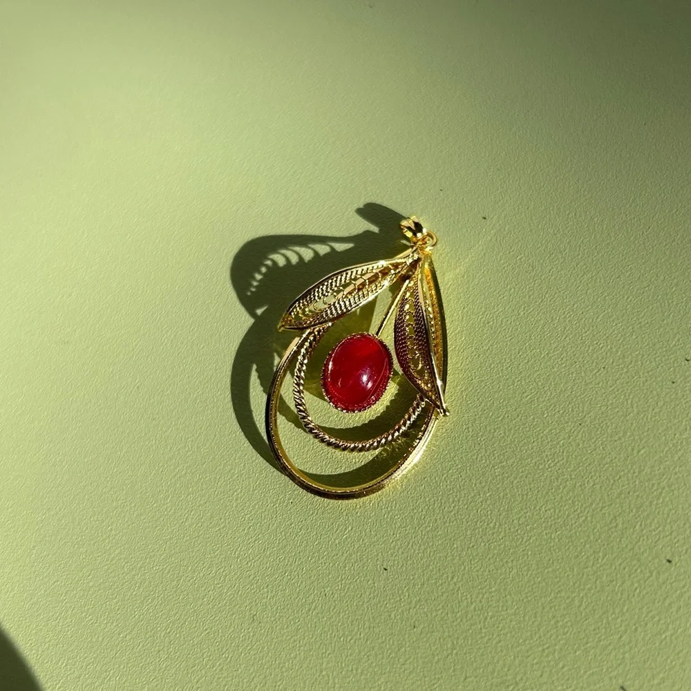 Gold filigree pendant with red jewel - Picture 3 of 4